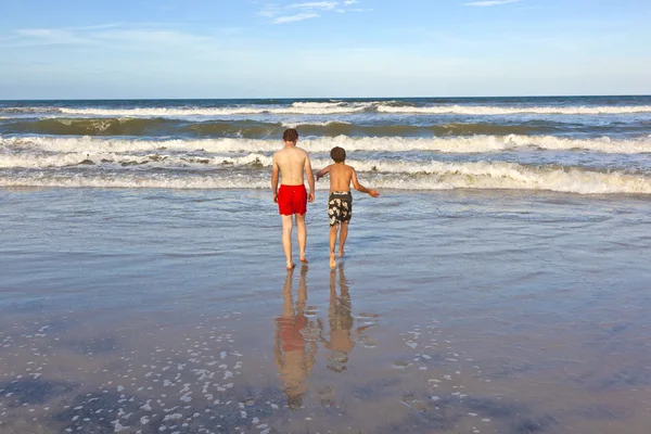 Irmãos divirtam-se na bela praia — Fotografia de Stock
