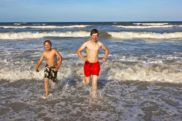 Irmãos divirtam-se na bela praia — Fotografia de Stock