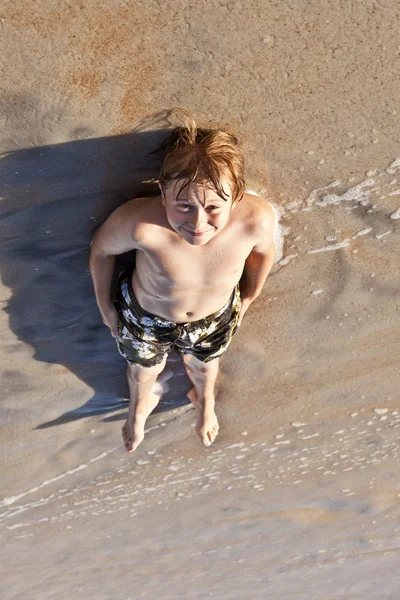 躺在沙滩上，享受阳光的男孩 — 图库照片