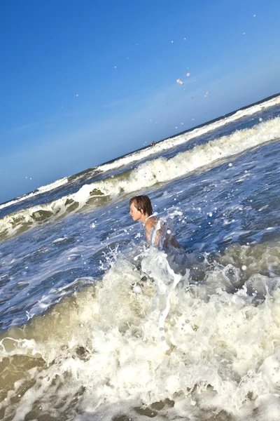 Νεαρό αγόρι ευτυχής απολαμβάνει τα κύματα της θάλασσας — Φωτογραφία Αρχείου