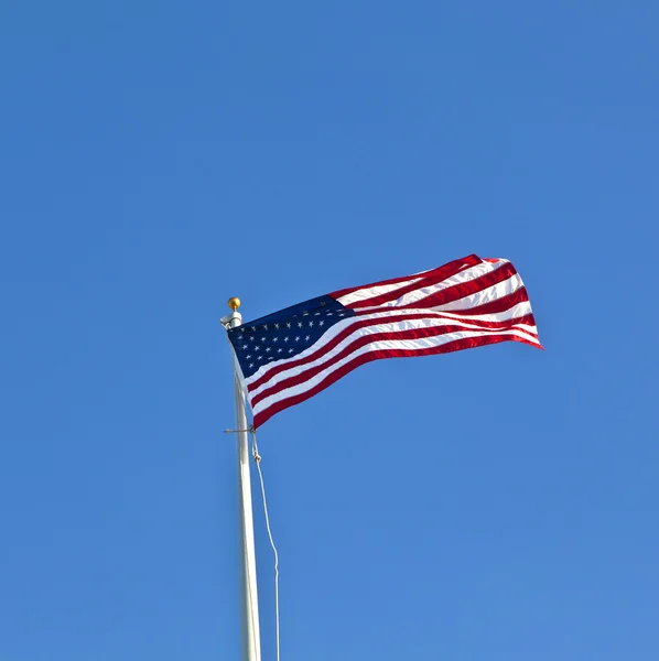 Amerykańska flaga przed genialny błękitne niebo — Zdjęcie stockowe