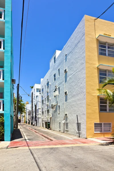 Casas de tijolos pintados velhos no sul de Miami, no distrito de Art deco — Fotografia de Stock