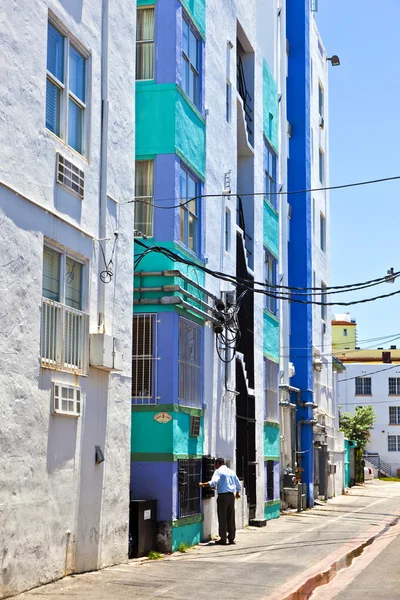 南マイアミのアールデコ地区の古い塗装のれんが造りの家 — ストック写真