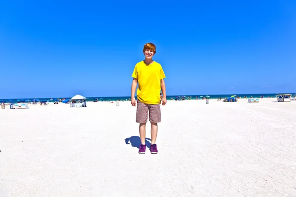 Chytrý chlapec na pláži v Jižní miami — Stock fotografie