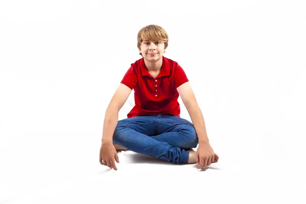 Симпатичный мальчик сидит на полу — стоковое фото