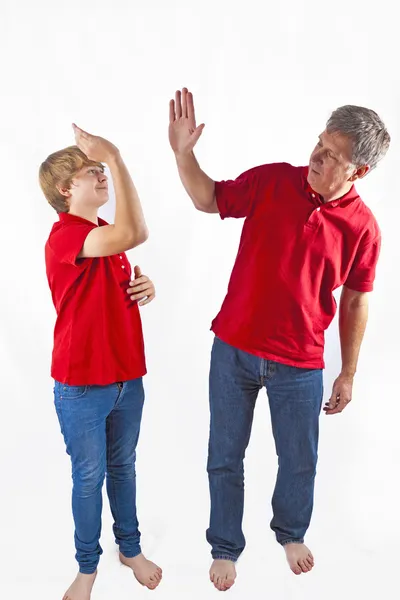 Vader en zoon knuffelen — Stockfoto