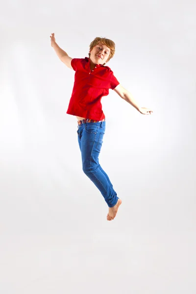 Söt pojke hoppar i luften — Stockfoto