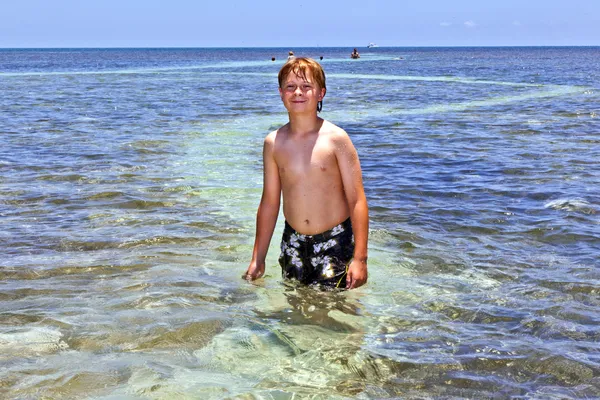 Inteligentny chłopak kocha pływanie w Oceanie jasne — Zdjęcie stockowe