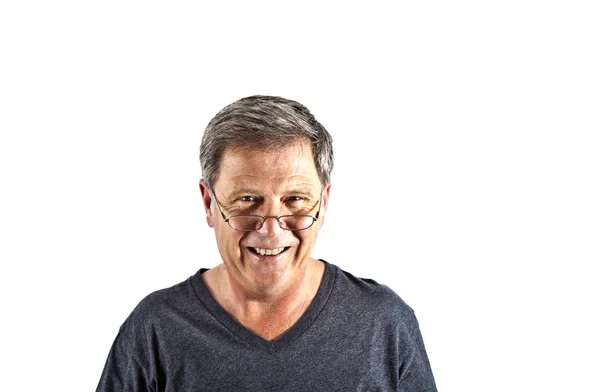 Привлекательный улыбающийся мужчина в черной рубашке в Студии изолированы на WH — стоковое фото