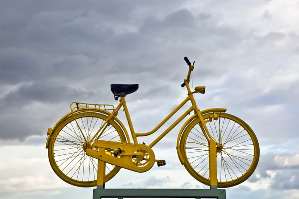 Bicicleta amarela velha em um telhado como dica para uma balsa de bicicleta na nuvem escura — Fotografia de Stock