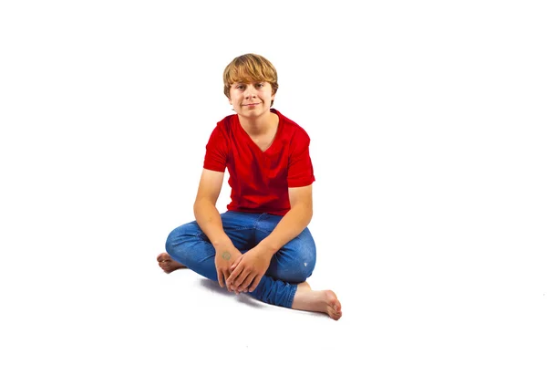 Slimme jongen met de rode shirt zitten in op maat stoel op de verdieping — Stockfoto