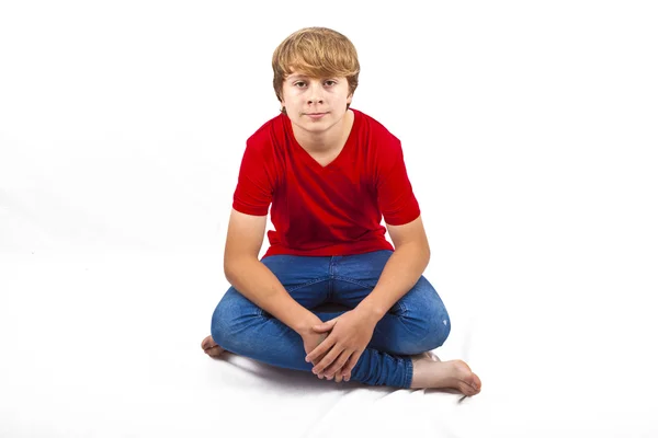 Okos fiú, piros inget törő helyet a padlón ül — Stock Fotó