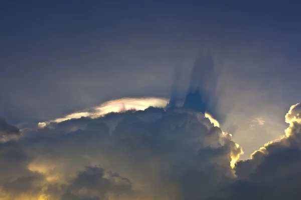 美しい空雲やカラフルなプリズマ光の反射 — ストック写真