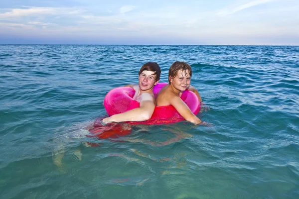 Yüzmek Ring kardeşler okyanusa eğlenin — Stok fotoğraf