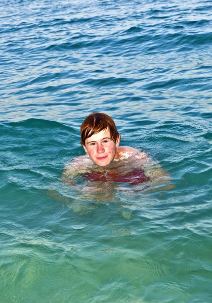 Chłopak cieszy się piękne wody oceanu — Zdjęcie stockowe