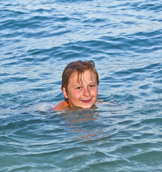 Niño disfruta de la hermosa agua del océano —  Fotos de Stock