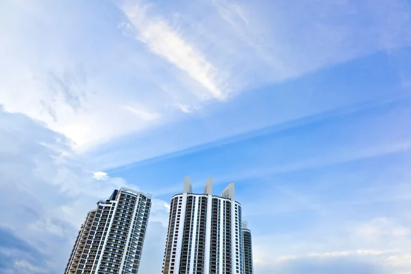 Miami Strand mit Wolkenkratzern — Stockfoto
