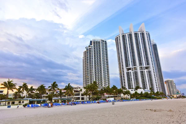 Miami plage avec gratte-ciel — Photo