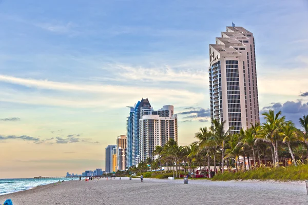 Miami Strand mit Wolkenkratzern — Stockfoto