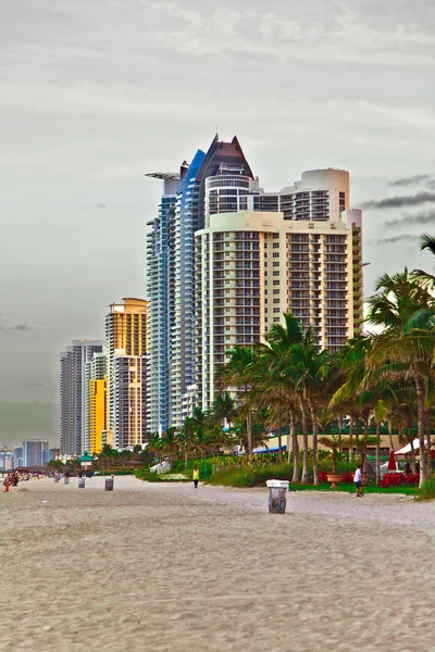 Miami plage avec gratte-ciel — Photo