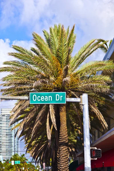 Street sign ocean drive of famous South Miami Art deco alley — Stock Photo, Image
