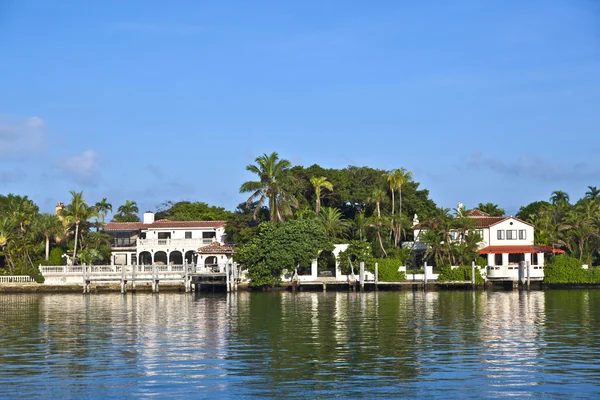 Belas casas no sul de Miami com acesso ao mar — Fotografia de Stock