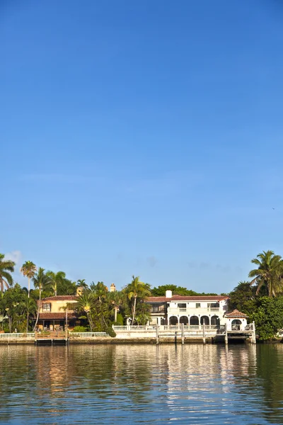 Красиві будинки в Південної Майамі океану доступ — стокове фото
