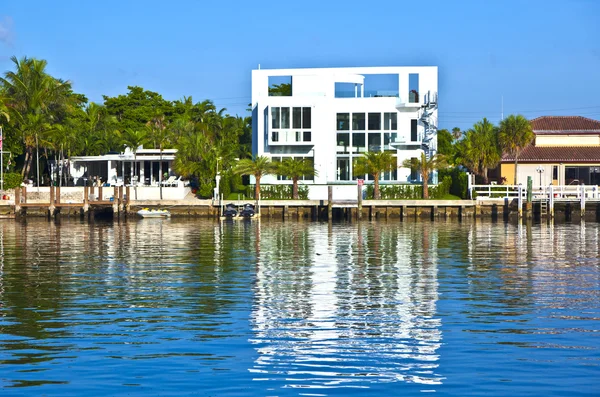 美丽的房子在南迈阿密与海洋的访问 — 图库照片