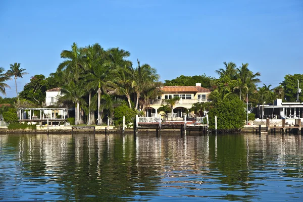 Beautiful houses in South Miami with ocean access — Stock Photo, Image