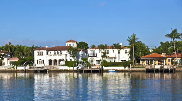Hermosas casas en el sur de Miami con acceso al océano — Foto de Stock