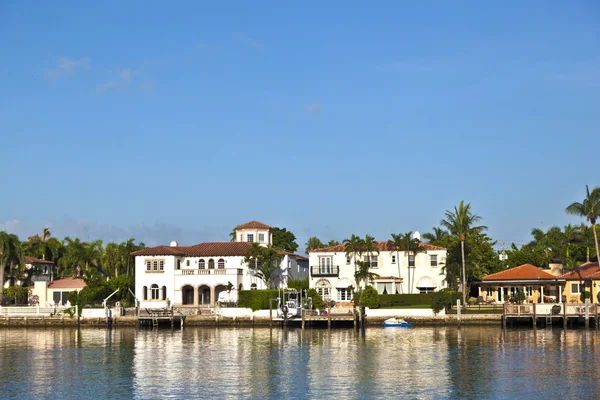 Hermosas casas en el sur de Miami con acceso al océano — Foto de Stock