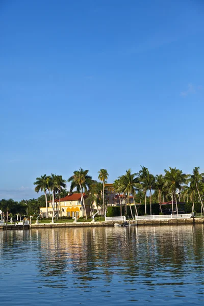 Schöne Häuser in South Miami mit Meerzugang — Stockfoto