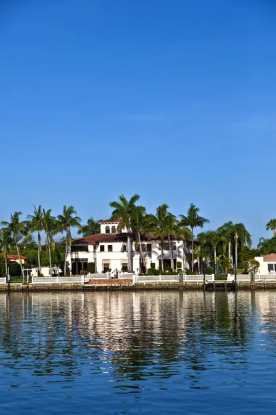 Beautiful houses in South Miami with ocean access — Stock Photo, Image