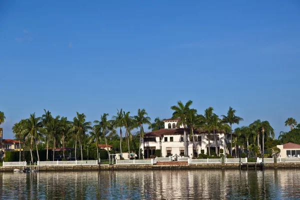Belles maisons dans le sud de Miami avec accès à l'océan — Photo