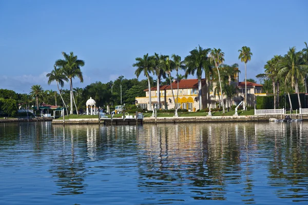 Belas casas no sul de Miami com acesso ao mar — Fotografia de Stock