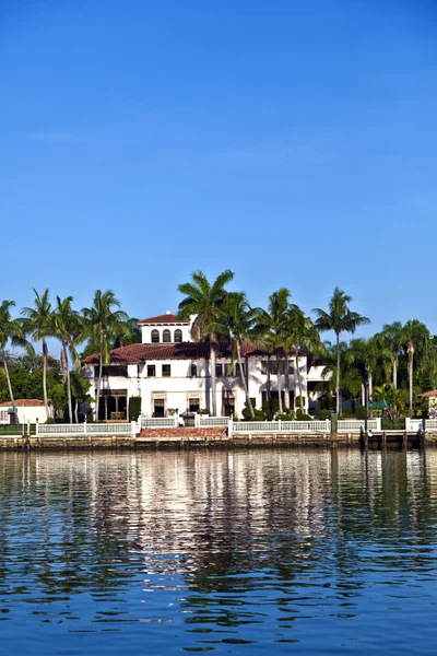 Schöne Häuser in South Miami mit Meerzugang — Stockfoto