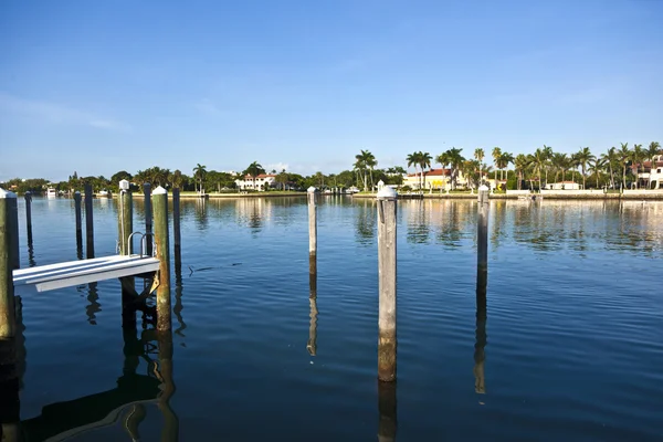 Belles maisons dans le sud de Miami avec accès à l'océan — Photo