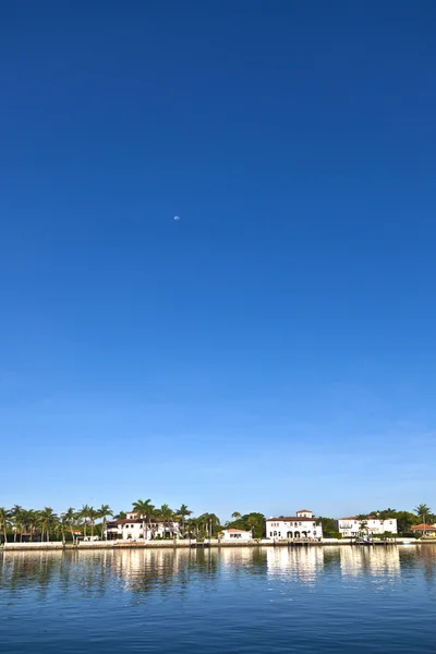 Hermosas casas en el sur de Miami con acceso al océano —  Fotos de Stock
