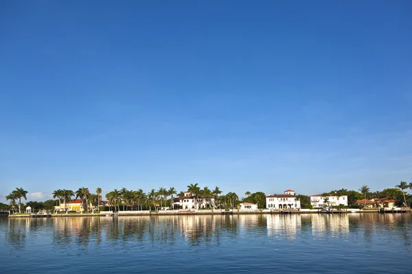 Vackra hus i södra miami med tillgång till havet — Stockfoto