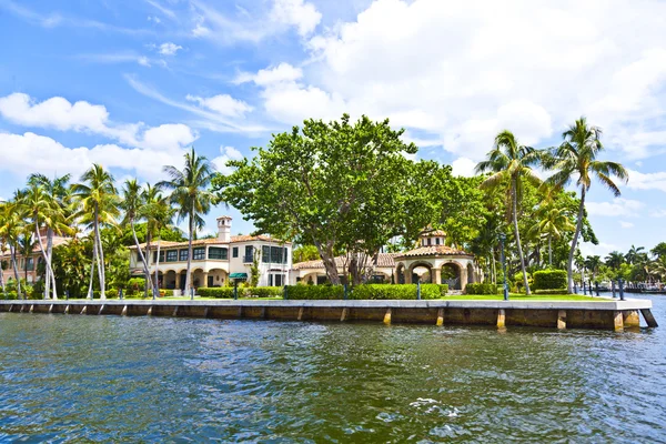 View to beautiful houses from the canal in Fort Lauderdale — Stock Photo, Image