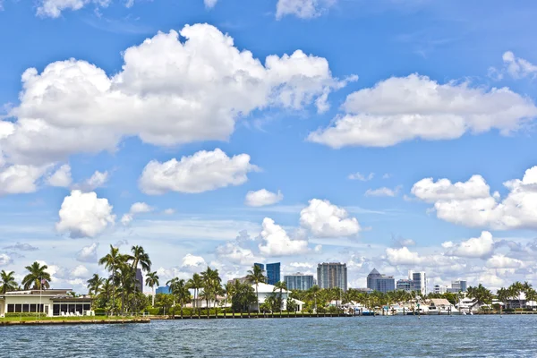 Vista a hermosas casas desde el canal en Fort Lauderdale — Foto de Stock