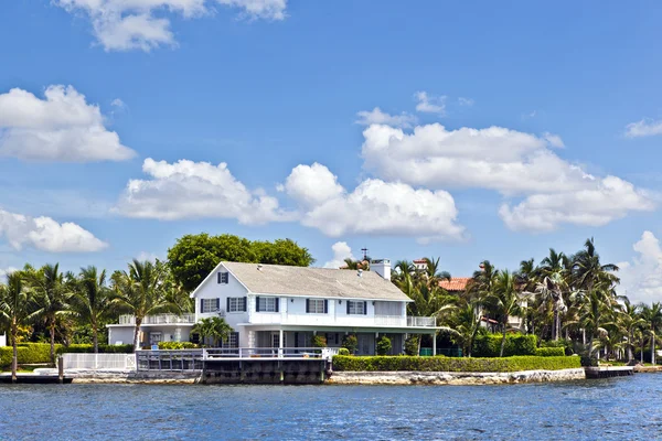 Vue sur de belles maisons depuis le canal de Fort Lauderdale — Photo
