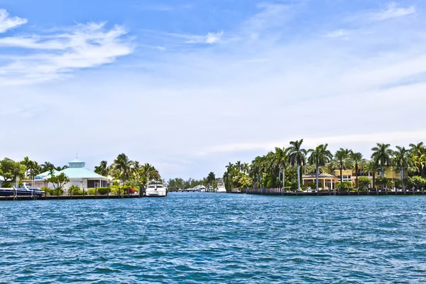 Vista a hermosas casas desde el canal en Fort Lauderdale —  Fotos de Stock
