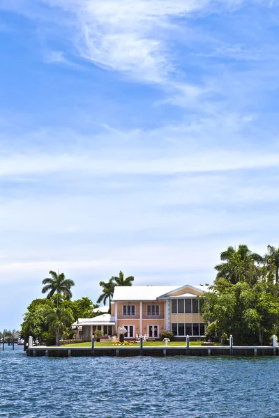 Vista a hermosas casas desde el canal en Fort Lauderdale —  Fotos de Stock