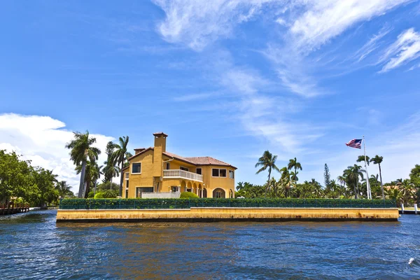 Blick auf schöne Häuser vom Kanal in Fort Lauderdale — Stockfoto