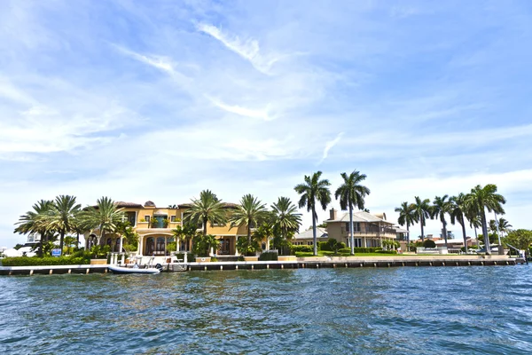 Vista a belle case dal canale di Fort Lauderdale — Foto Stock