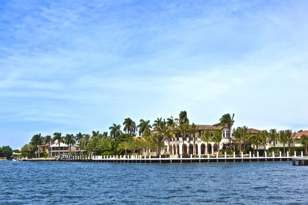 View to beautiful houses from the canal in Fort Lauderdale — Stock Photo, Image
