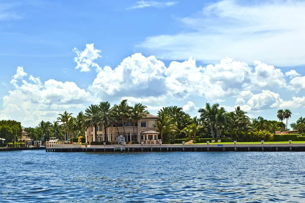 Skyline of Fort Lauderdale from the canal — Stock Photo, Image