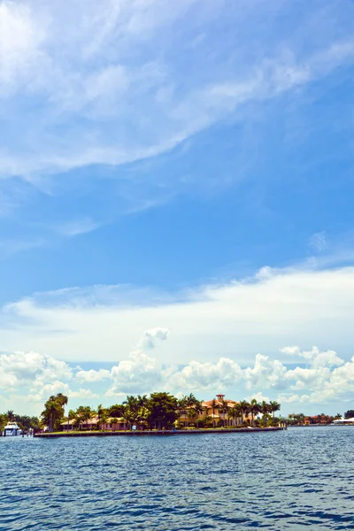 Skyline de Fort Lauderdale depuis le canal — Photo