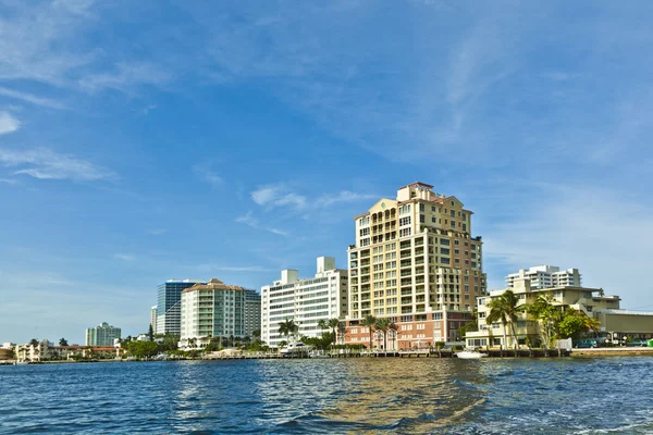 Horizonte de Fort Lauderdale desde el canal — Foto de Stock
